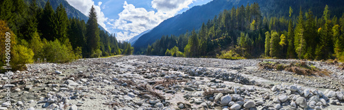 Schönes Panorama mit Bergbach in den österreichischen Alpen, Salzburger Land, Untersulzbachtal, bei Neukirchen,  photo