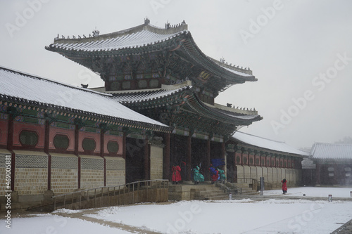 전통건축 문화재인 경복궁에는 하얀눈이 내린 풍경입니다. © K_UriNara