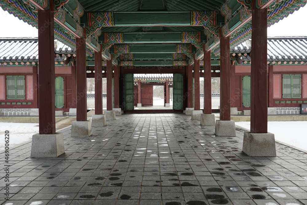 전통건축 문화재인 경복궁의 겨울풍경입니다.