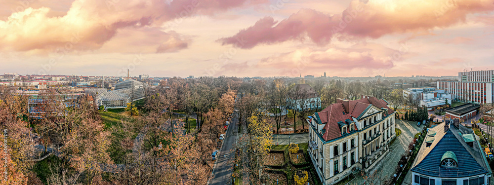 miasto Gliwice na Śląsku w Polsce, okolice palmiarni, parku i Instytutu Onkologii panorama z lotu ptaka, późnym popołudniem jesienią