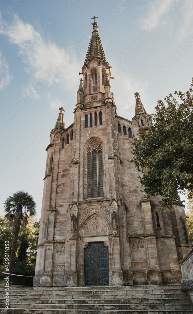 Vista de la fachada de la capilla del palacio de Sobrellano, Comillas, cantabria, España.