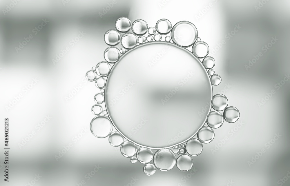 Obraz premium Oil blob on water with grey-silver light effect.