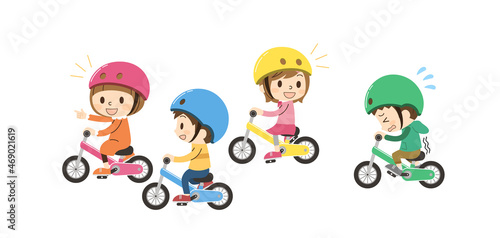 自転車に乗る子供たち