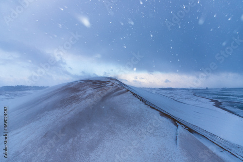 吹雪の鳥取砂丘 © 摩訶不思議