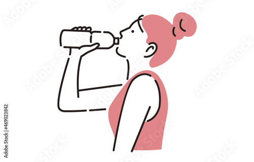 水分補給をする女性