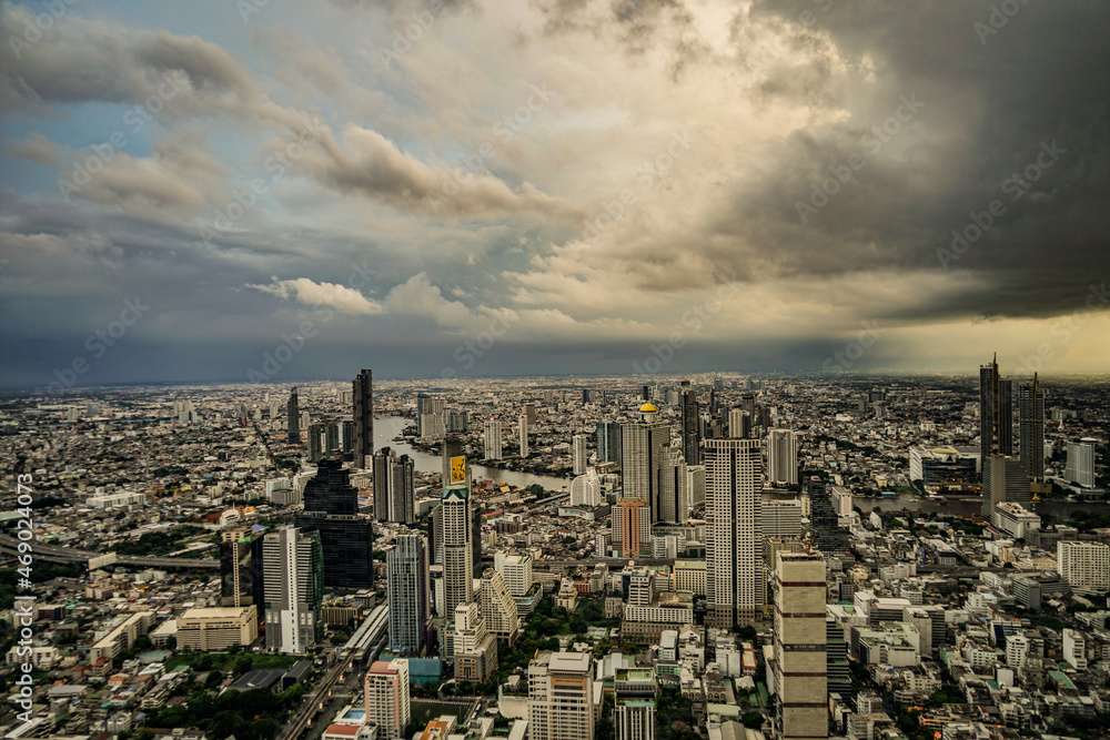 バンコクの街と雨雲