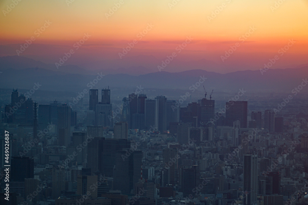 新宿副都心と夕暮れのイメージ