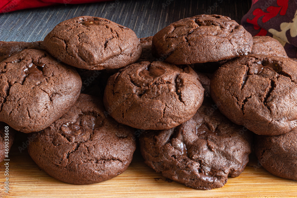 Fototapeta premium chocolate cookies on a wooden table