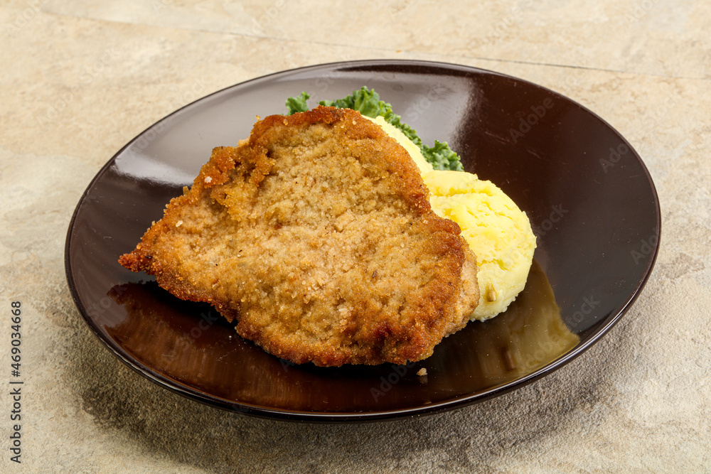 Crispy chicken schnitzel with mashed potato Crispy chicken schnitzel with mashed potato