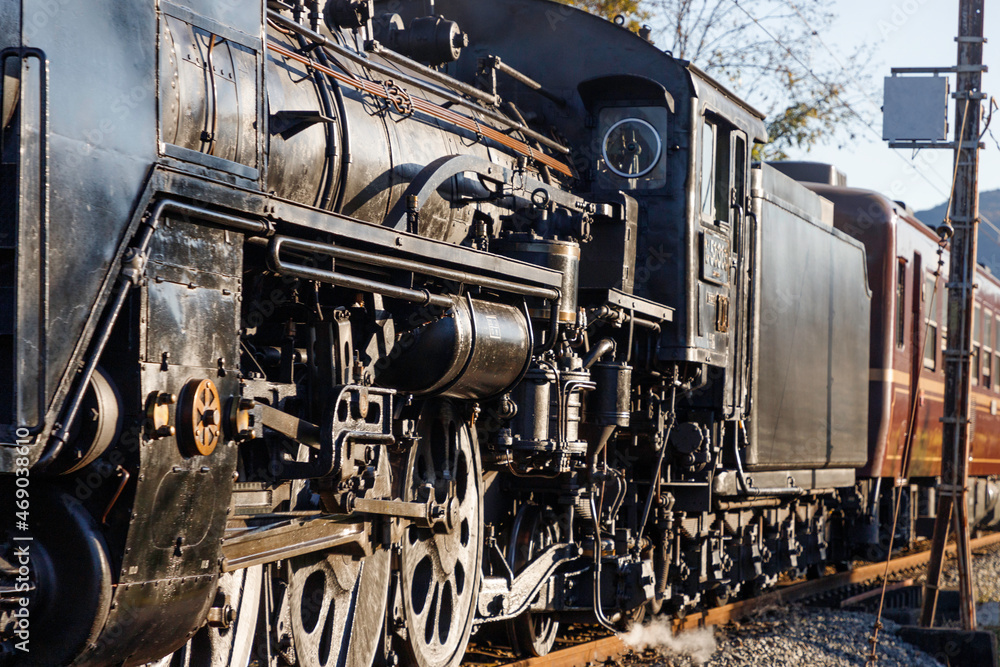 Obraz premium 秩父鉄道の線路、単線の踏切から見た野上駅方面に向けて走る蒸気機関車