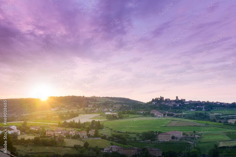 Obraz premium Lever du jour à Oingt, Village des Pierres Dorées, Beaujolais