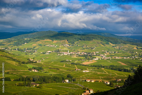 Village de Quincié et vignes du Beaujolais, France