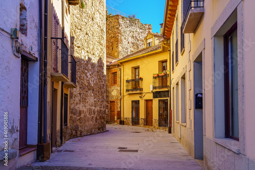 Fototapeta Naklejka Na Ścianę i Meble -  Picturesque alley of old houses next to the wall of Buitrago Lozoya, Madrid.