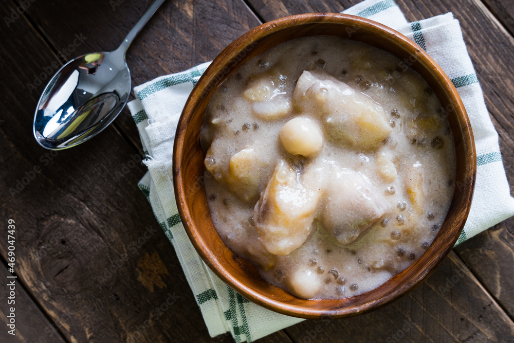 Ταπετσαρία ginataan or mixture of banana, taro, pumpkin, rice balls and sago in coconut mil