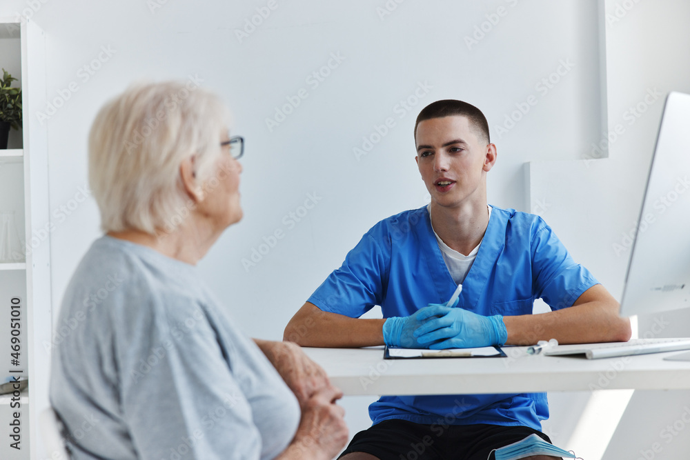 Obraz premium old woman hospital examination health and medicine