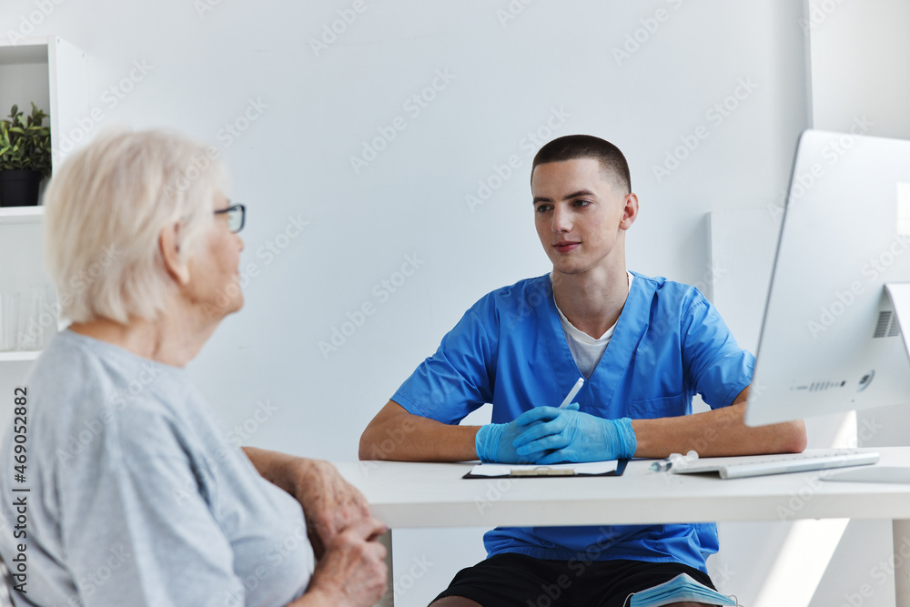 Obraz premium old woman talking to the doctor health and medicine