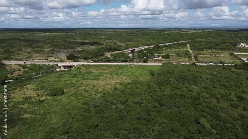 Vista aérea lateral del paisaje forestal con carretera de paso horizontal con coches. Zona natural con bosques que rodean la autopista.  photo