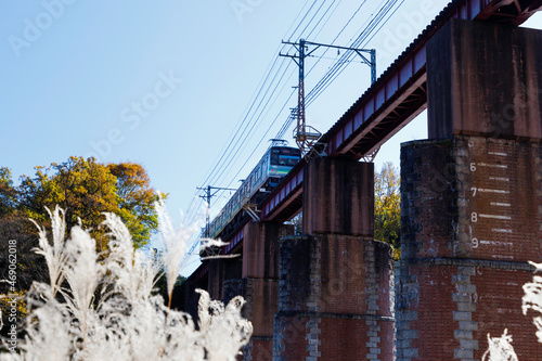 長瀞、秩父鉄道荒川橋梁を渡る列車 © maruboland
