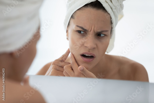 фотографія Close up head shot mirror reflection stressed young hispanic latin woman touchin
