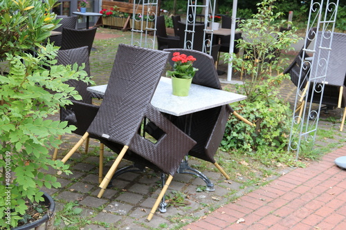Einsame Tische und Stühle auf Terasse von Restaurant