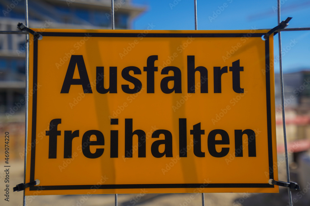 Fototapeta premium Keep exit free sign in German - Ausfahrt freihalten