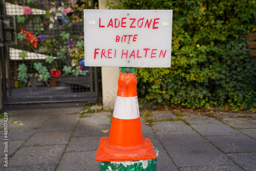 Wallpaper Mural German sign Please keep loading zone free, no parking - Ladezone bitte freihalten Torontodigital.ca