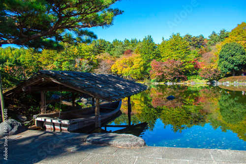 東京都立川市と昭島市にまたがる国営昭和記念公園　日本庭園の紅葉　2021年11月 photo