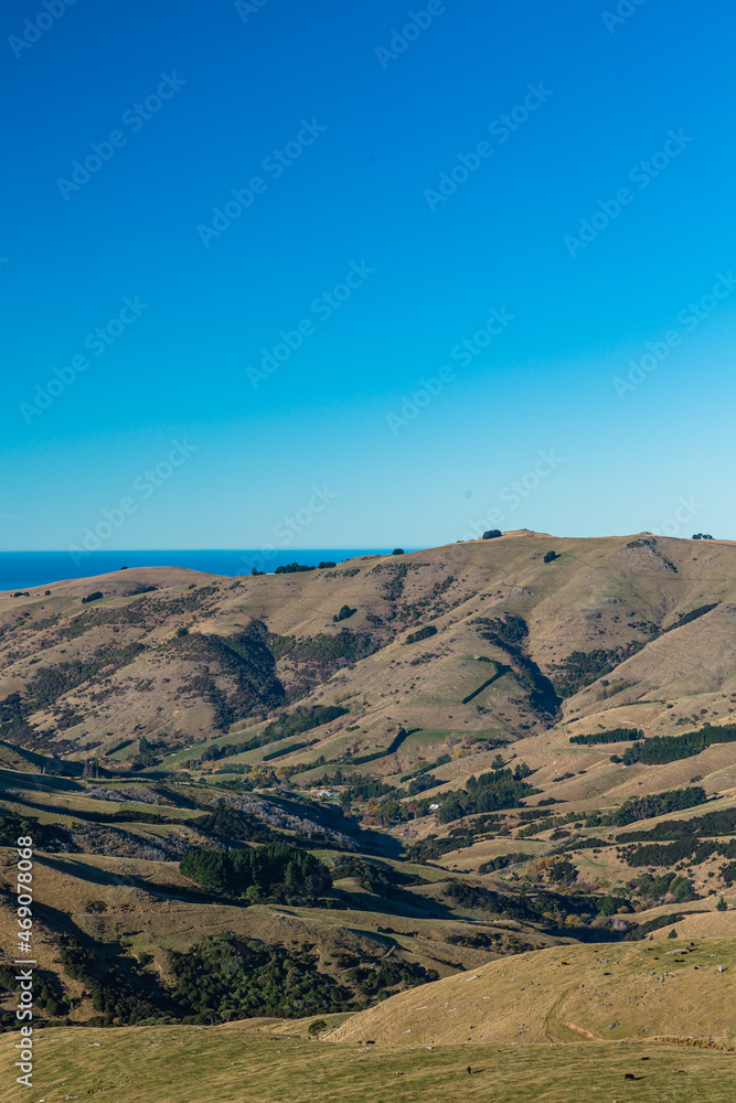 ニュージーランド　南島の町、アカロア郊外の丘から望むバンクス半島の風景