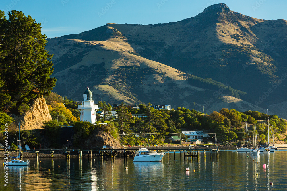 ニュージーランド　南島のバンクス半島に位置する町、アカロアの灯台とアカロア湾の風景
