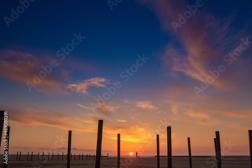 Un atardecer de nubes y colores en la playa de Tarifa, provincia de Cádiz, Andalucía, España