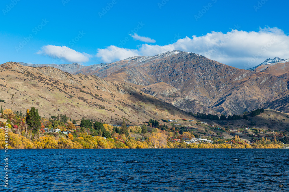 ニュージーランド　オタゴ地方のクイーンズタウン近郊の湖、レイク・ヘイズの風景と紅葉