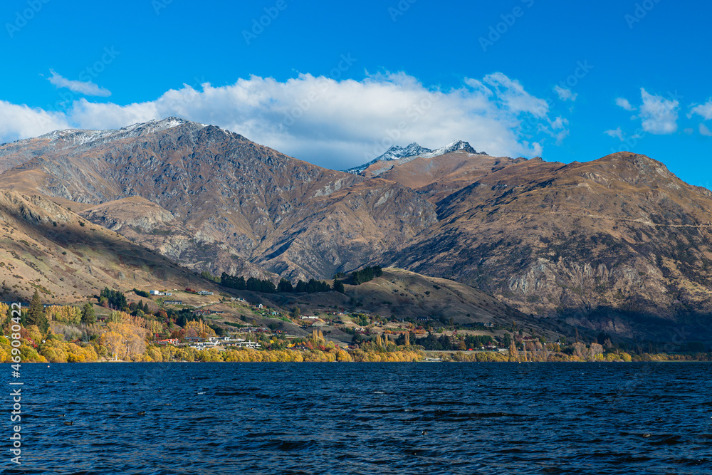  ニュージーランド　オタゴ地方のクイーンズタウン近郊の湖、レイク・ヘイズの風景と紅葉