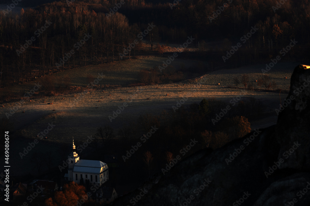 Kościół widziany z sokolika w rudawach janowickich 