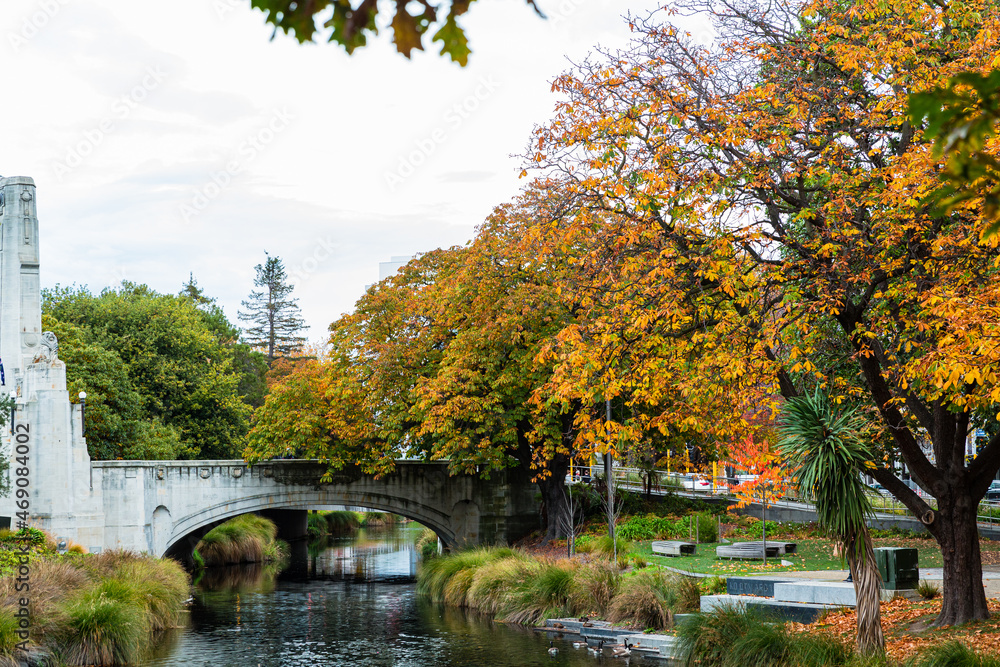 ニュージーランド　クライストチャーチの市街地を流れるエイヴォン川に架かる追憶の橋と紅葉