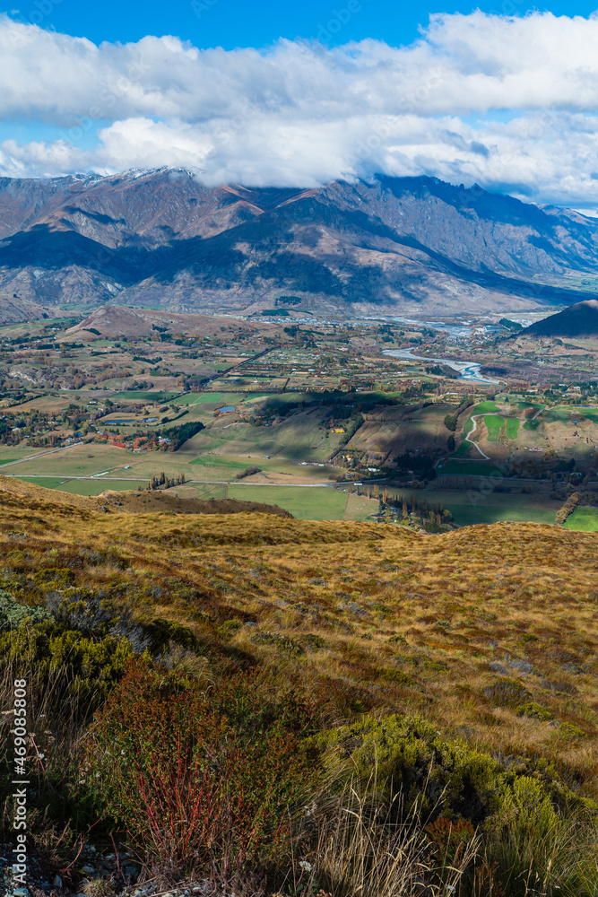 ニュージーランド　クイーンズタウン近郊のスキー場、コロネット・ピークの山腹から望む景色