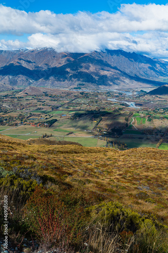 ニュージーランド　クイーンズタウン近郊のスキー場、コロネット・ピークの山腹から望む景色 © pespiero