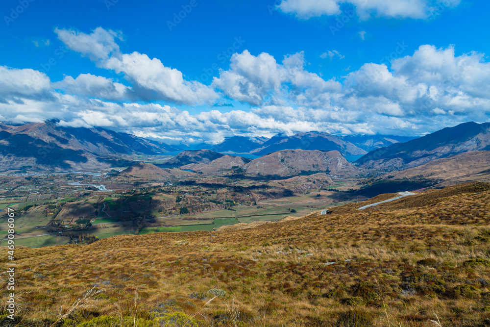 ニュージーランド　クイーンズタウン近郊のスキー場、コロネット・ピークの山腹から望む風景
