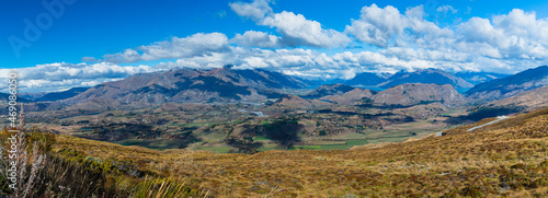 ニュージーランド　クイーンズタウン近郊のスキー場、コロネット・ピークの山腹から望む風景 © pespiero