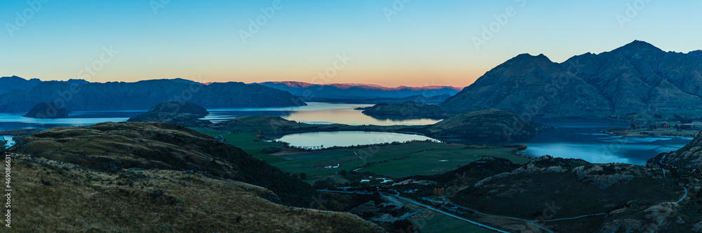 ニュージーランド　ワナカ近郊にあるダイアモンド・レイク保護地域のロッキー・ヒルから望むロイス・ピークとワナカ湖と夕焼け空