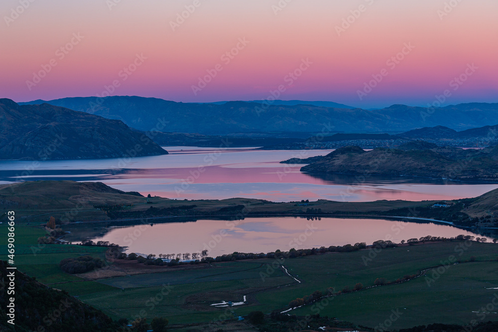 ニュージーランド　ワナカ近郊にあるダイアモンド・レイク保護地域のロッキー・ヒルから望むワナカ湖と夕焼け空