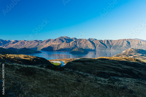 ニュージーランド ワナカ近郊にあるダイアモンド・レイク保護地域のロッキー・ヒルから望むワナカ湖