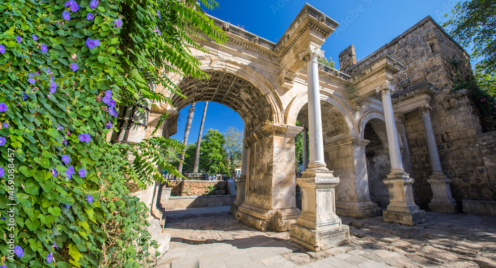 Fototapeta premium Hadrian's Gate in old city of Antalya