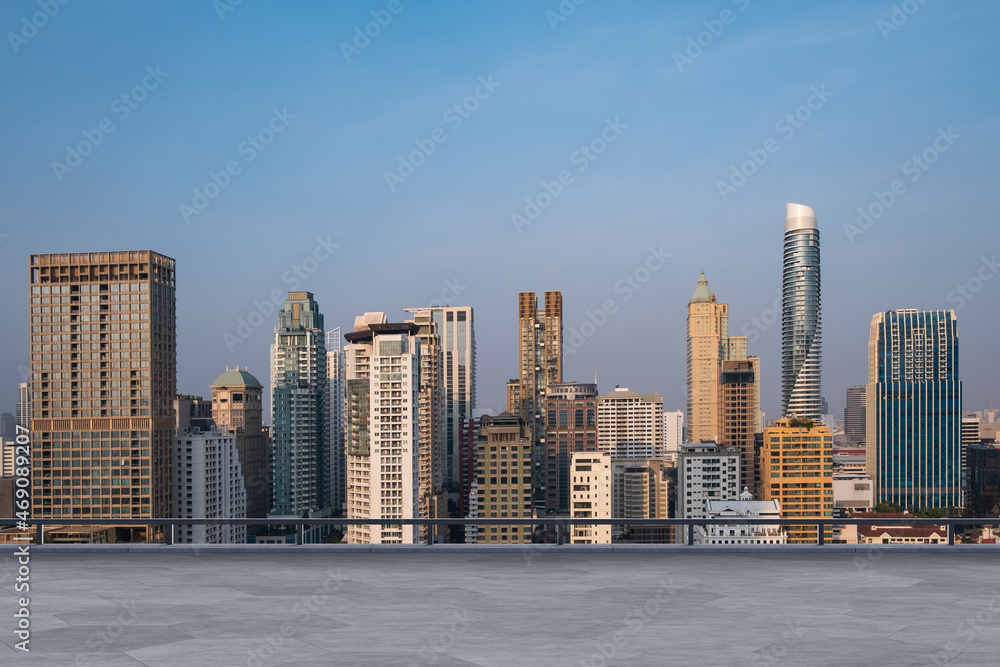 Obraz premium Panoramic Bangkok skyline view, concrete observatory deck on rooftop, sunset. Luxury Asian corporate and residential lifestyle. Financial city downtown, real estate. Product display mockup empty roof