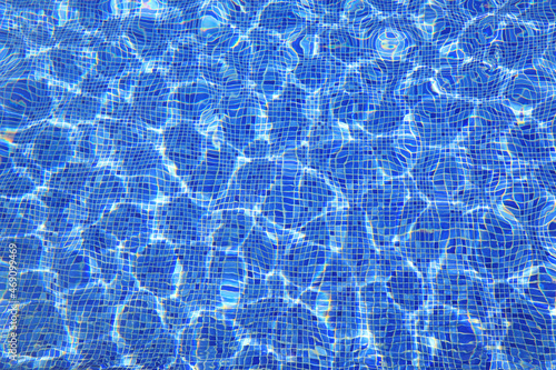 reflejos en el agua piscina azul exterior gresite ondulaciones dibujos 4M0A4201-as21 photo