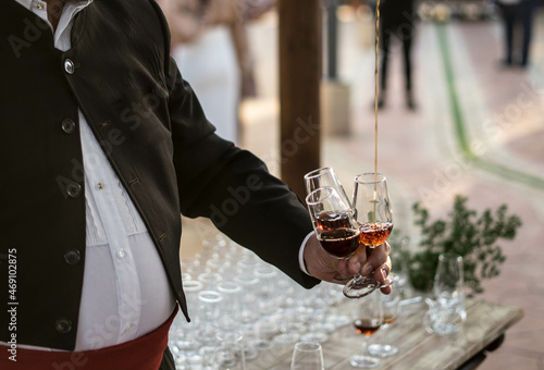 venenciador sirviendo vino de jerez en una boda de andalucia