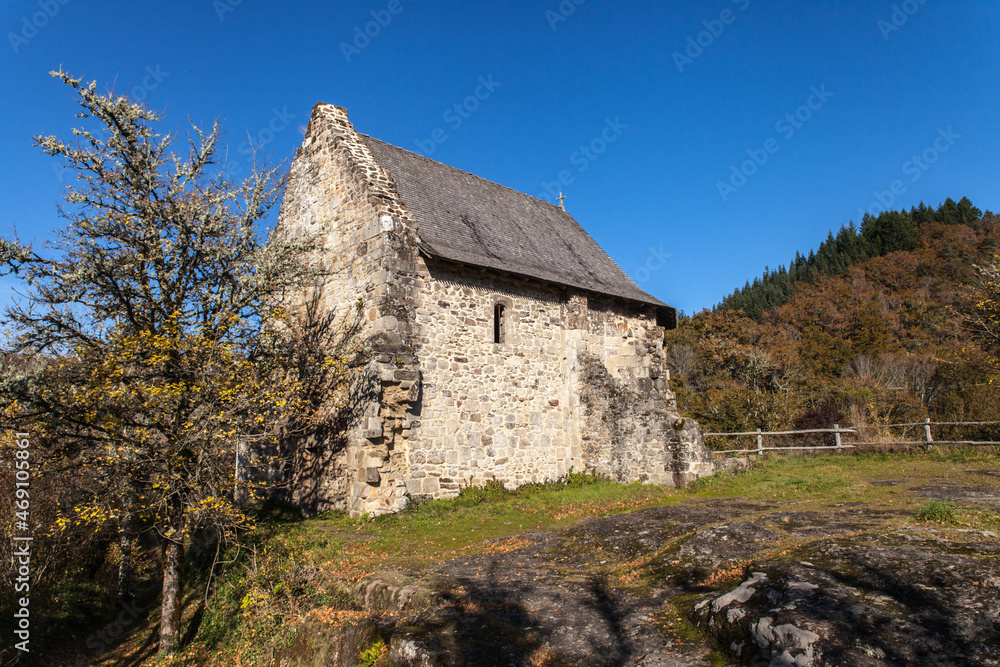 Saint Pantaléon de Lapleau (Corrèze, France) - Ancienne église Saint-Pantaléon sur le roc du Gour noir Saint Pantaléon de Lapleau (Corrèze, France) - Ancienne église Saint-Pantaléon sur le roc du Gour noir