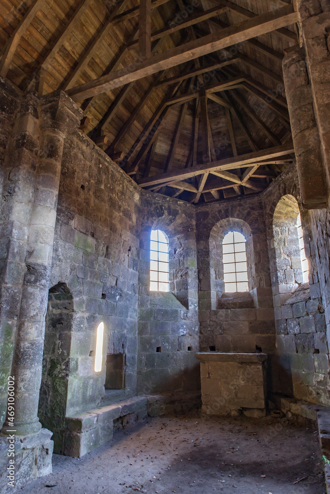 Saint Pantaléon de Lapleau (Corrèze, France) - Vue intérieure de l'ancienne église Saint-Pantaléon sur le roc du Gour noir