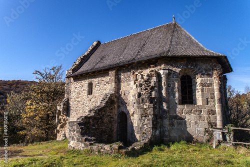 Saint Pantaléon de Lapleau (Corrèze, France) - Ancienne église Saint-Pantaléon sur le roc du Gour noir
