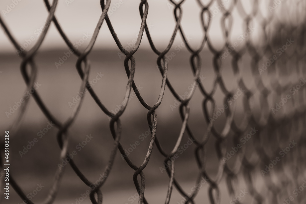 Fototapeta premium zardzewiały stary druciany płot z rozmytym tłem