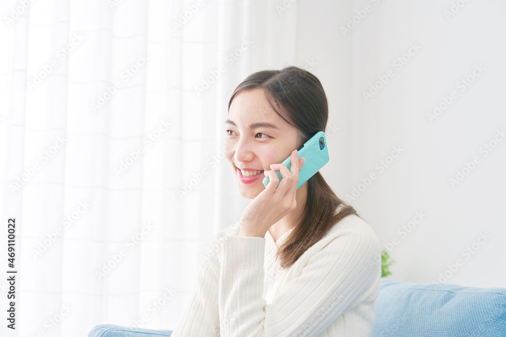電話する女性 リビング 電話する女性 リビング
